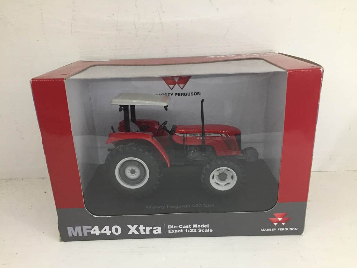 Universal Hobbies Massey Ferguson 440 Xtra